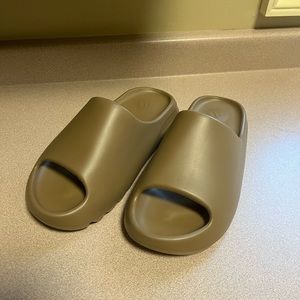 YEEZY SLIDE SIZE 10 BROWN PERFECT CONDITION